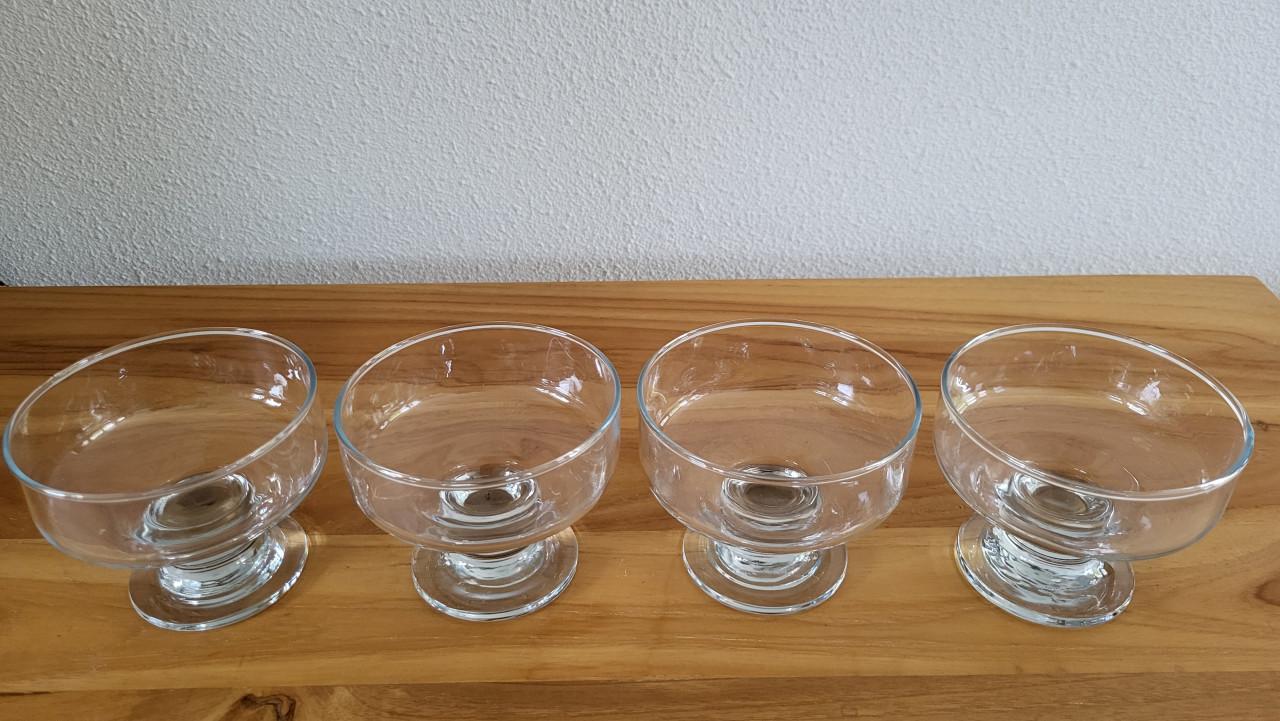 Set v 4 glazen ijscoupes dessertcoupes