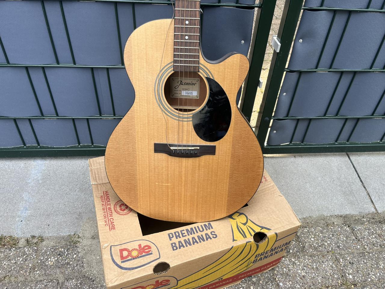 Gitaar Jasmine type C34C zonder standaard en hoes