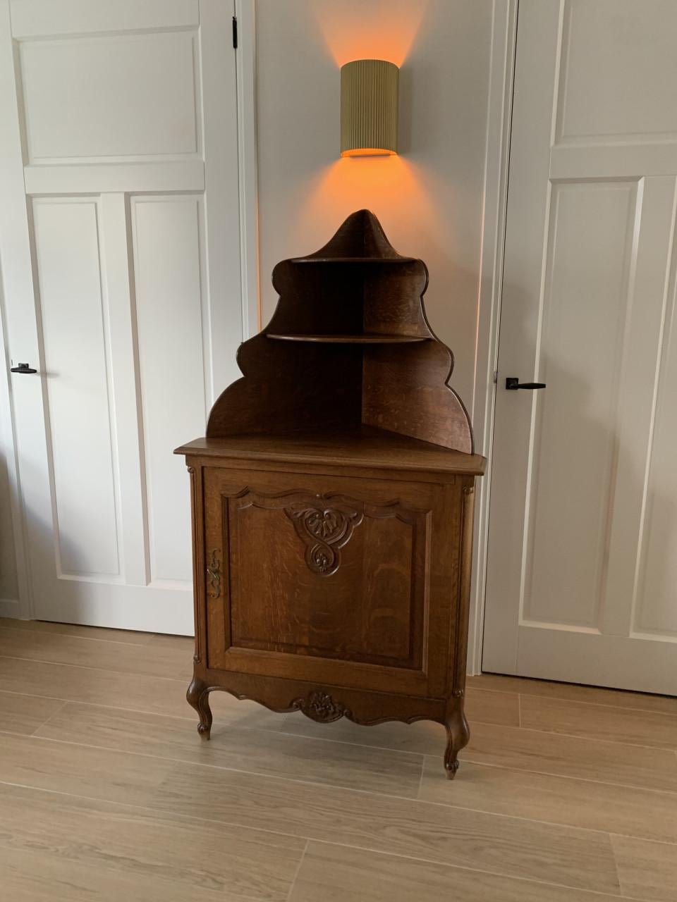 ✨Prachtig Sfeervol Antiek Brocante Hoekkastje met Sierlijke Opbouw✨