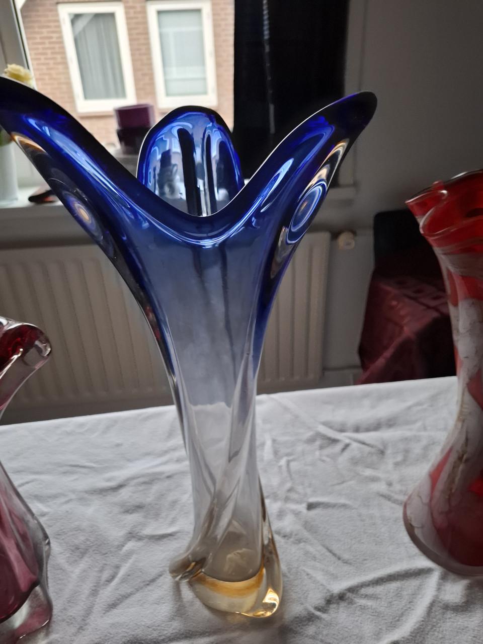 Verzameling oud glaswerk jaren 50 en 2 koppen hazewindhonden