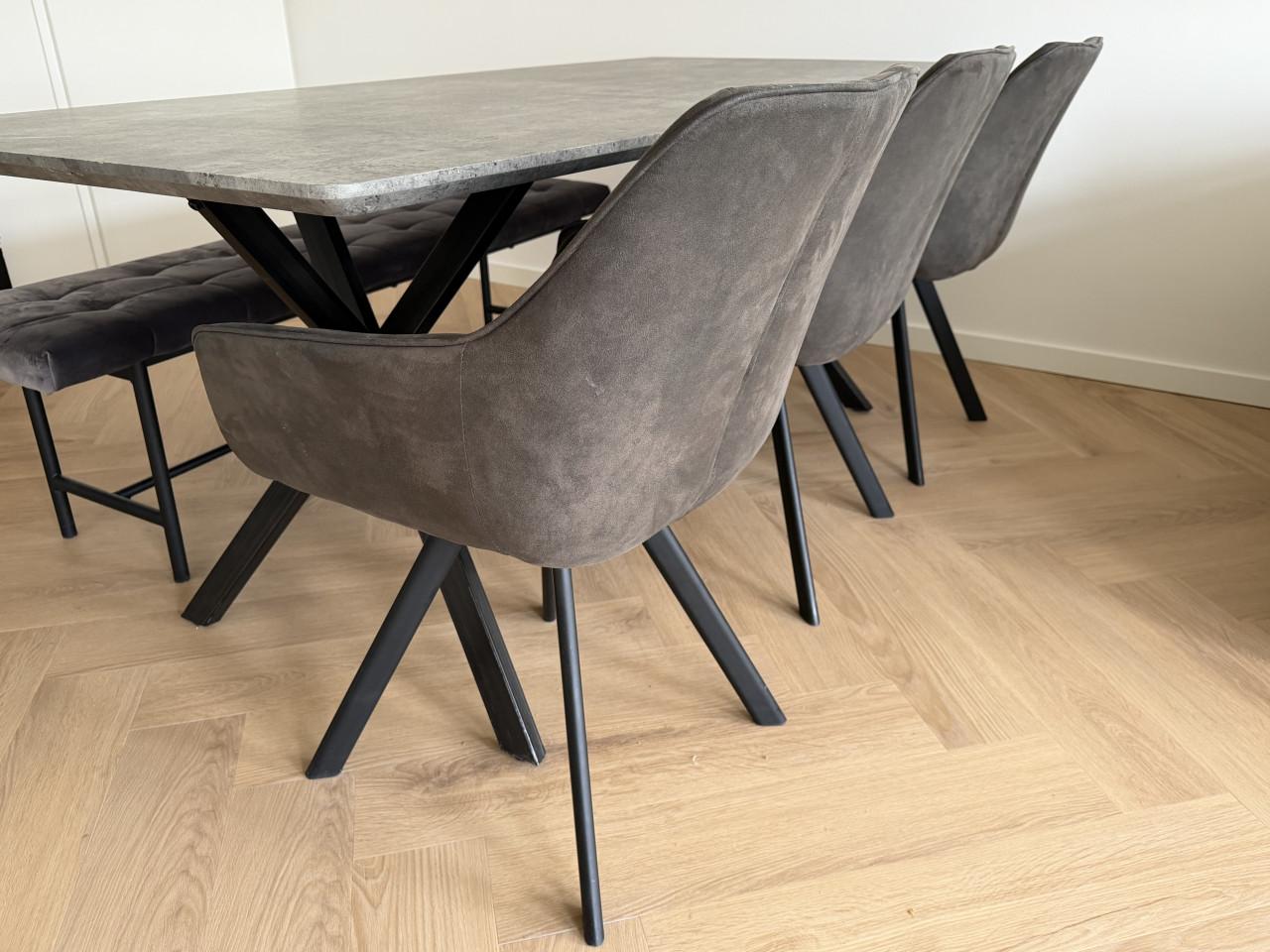 Industriële eettafel met 3 stoelen + bankje – betonlook & zwart staal