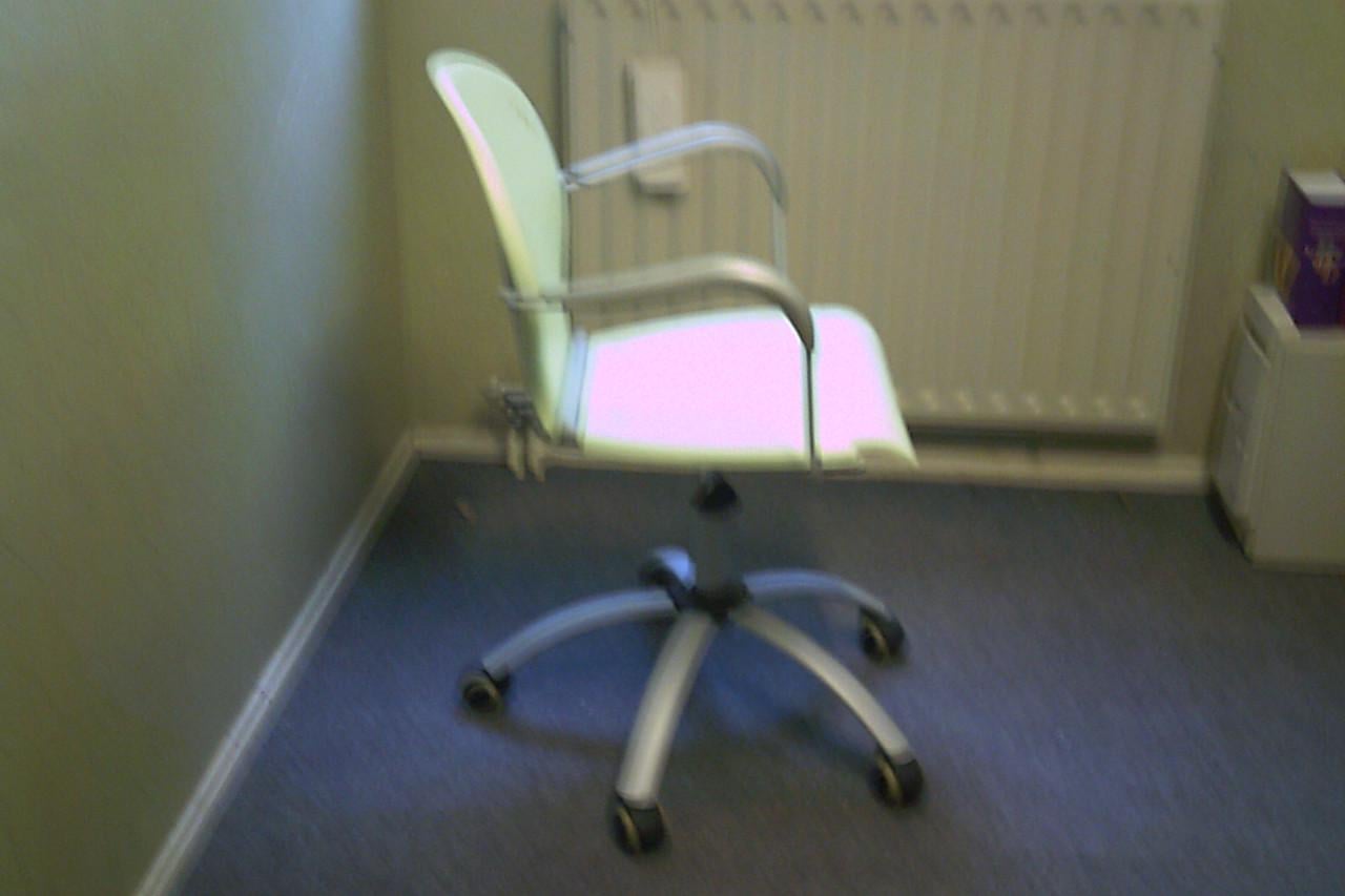 TWEE - - - DESIGN bureaustoelen . . .