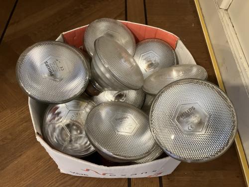 Doos met Philips PAR 38 gloeilampen bijna allemaal 80 Watt (spots)