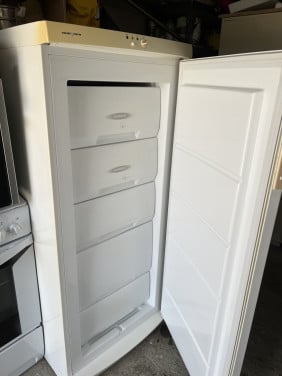 Vrieskast 140x60 cm. 164 liter vriezer klasse A bijna niet gebruikt