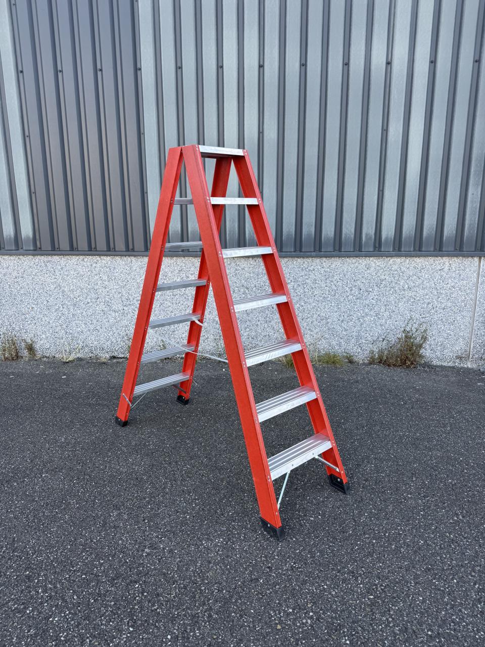 Trap 7 treden dubbel oploopbaar kunststof NIEUW