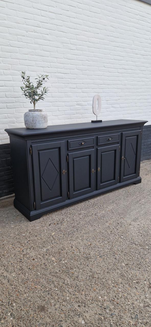 Groot dressoir massief eiken in mooie mat zwarte kleur