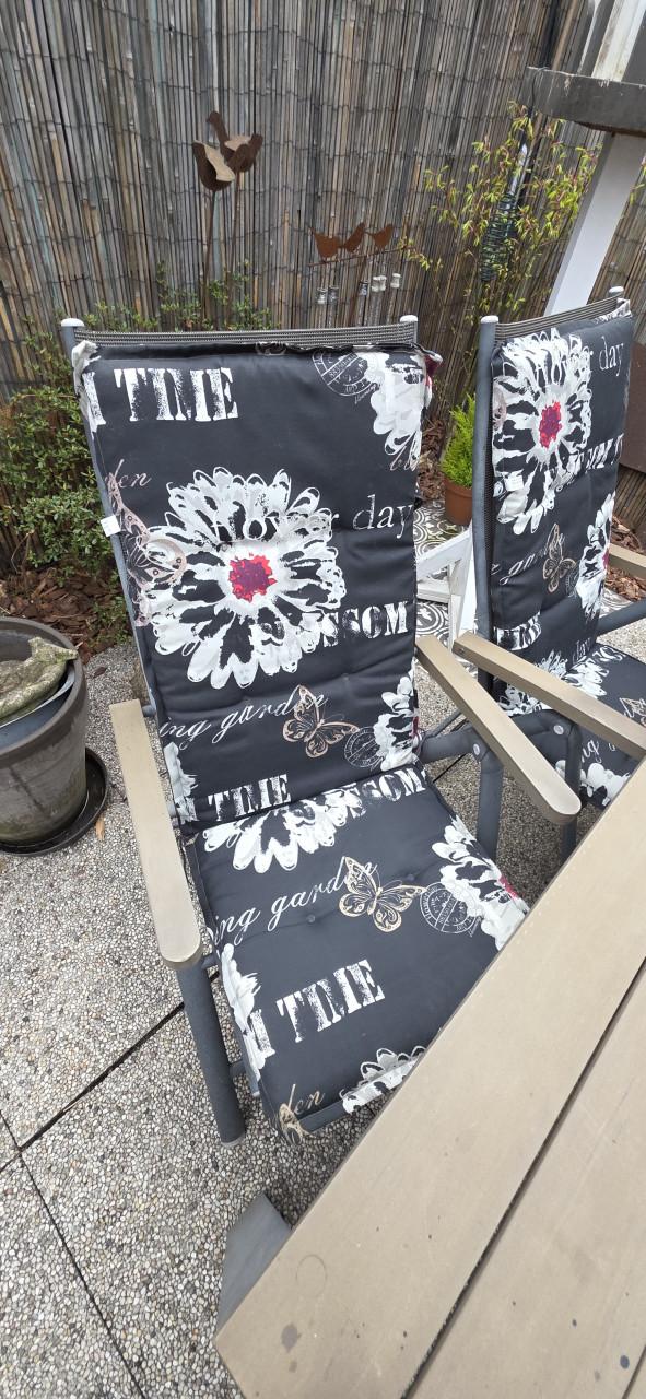 Tuintafel met 4 stoelen en bij passende kussens.