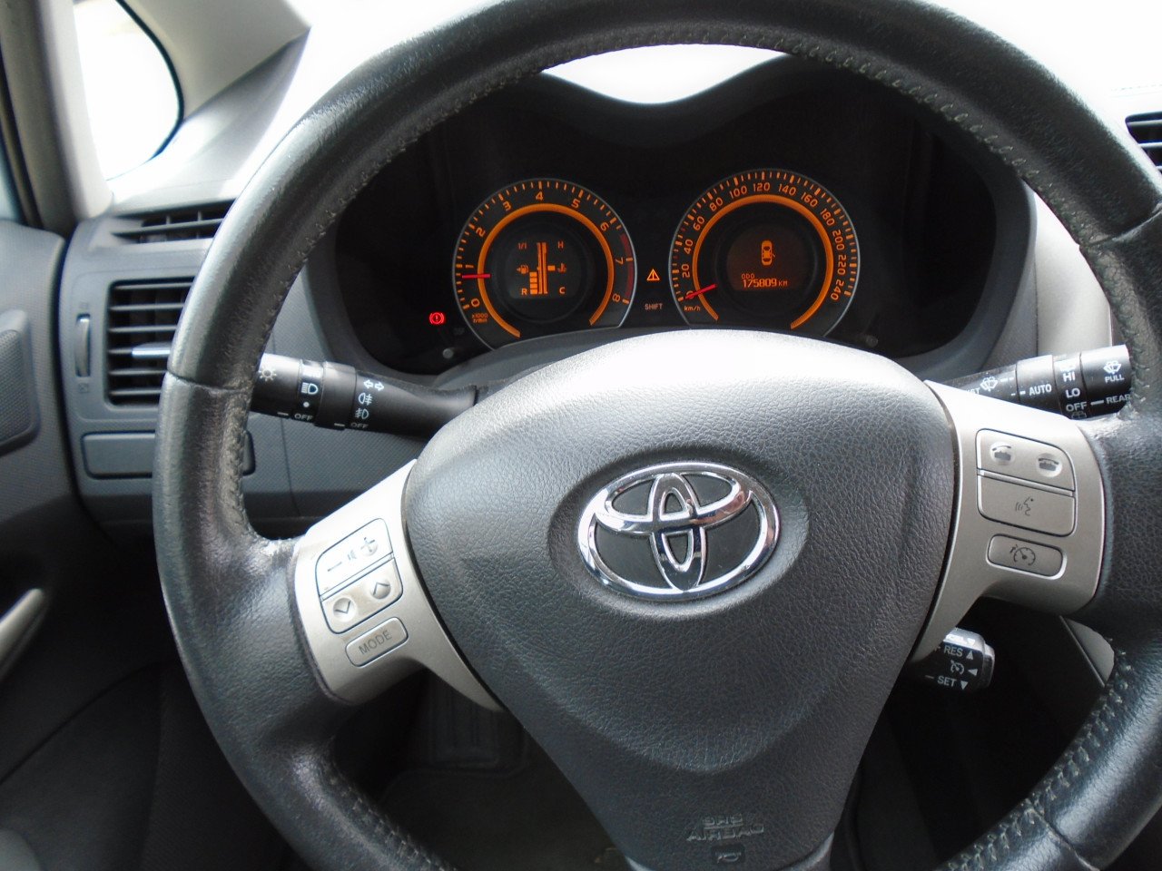 Toyota Auris 1.6 VVTi Vele extra's