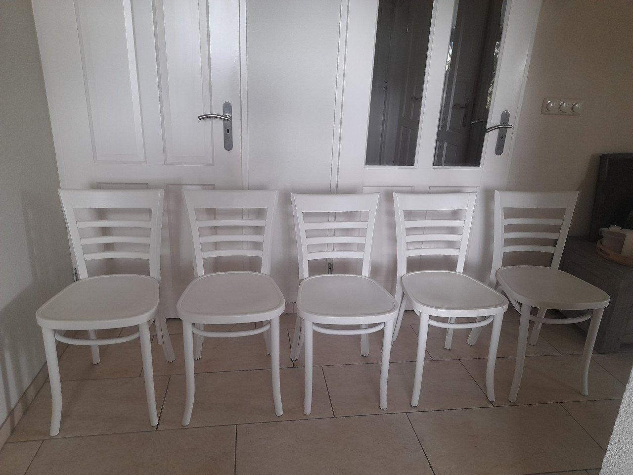 5 Leuke witte houten  stoelen ( in goede nette staat )
