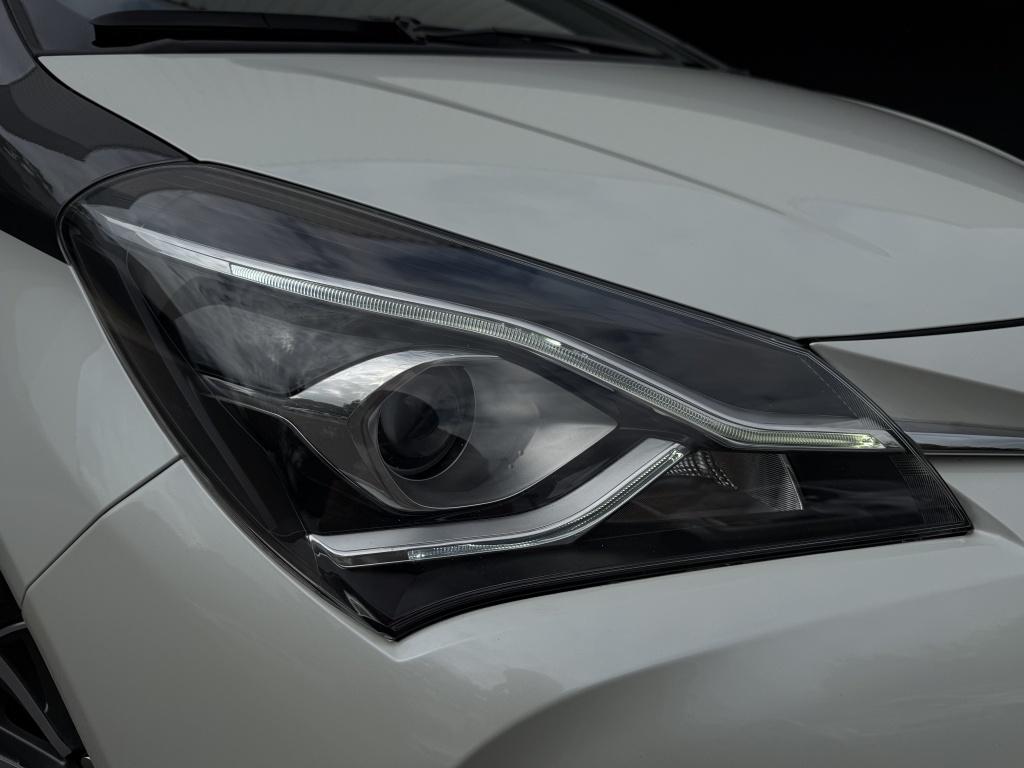 Toyota Yaris 1.5 hybrid - luxe y20 uitvoering - parelmoer wit -