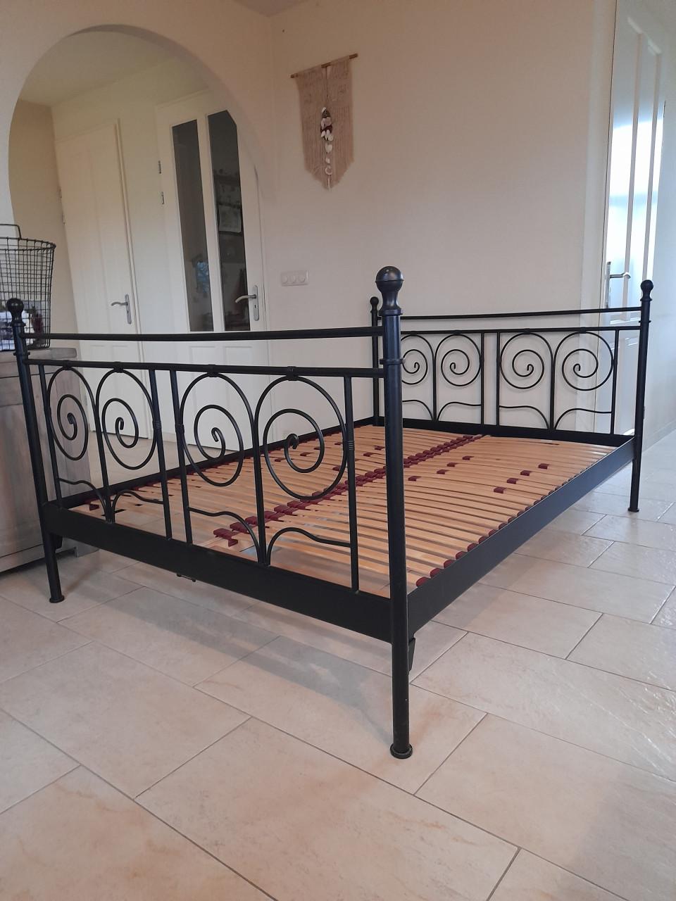 Zwart Metalen bed 140 x 200 (in goede nette staat )