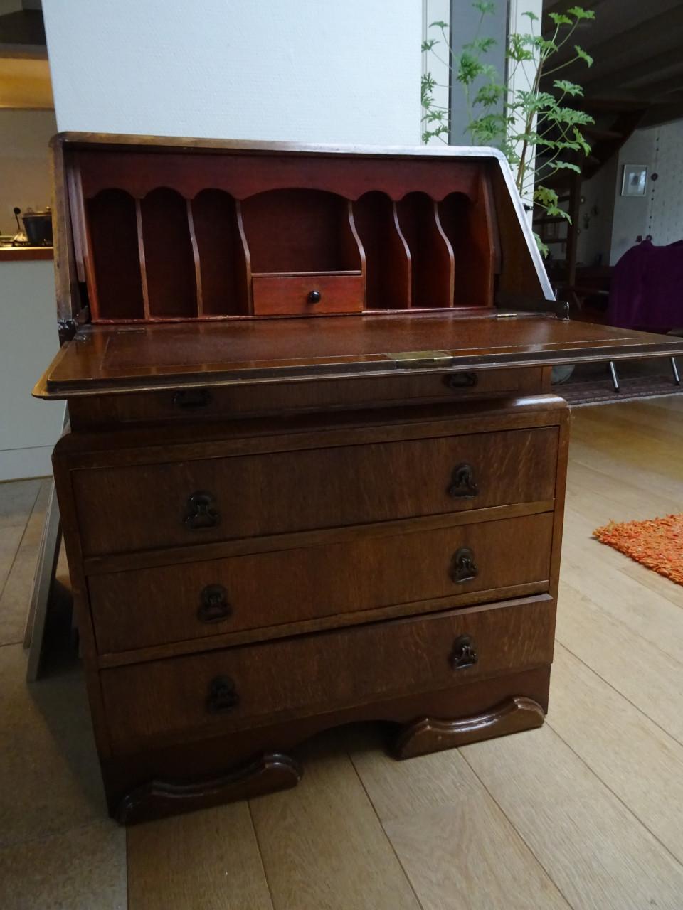 Mooi antiek bureautje
