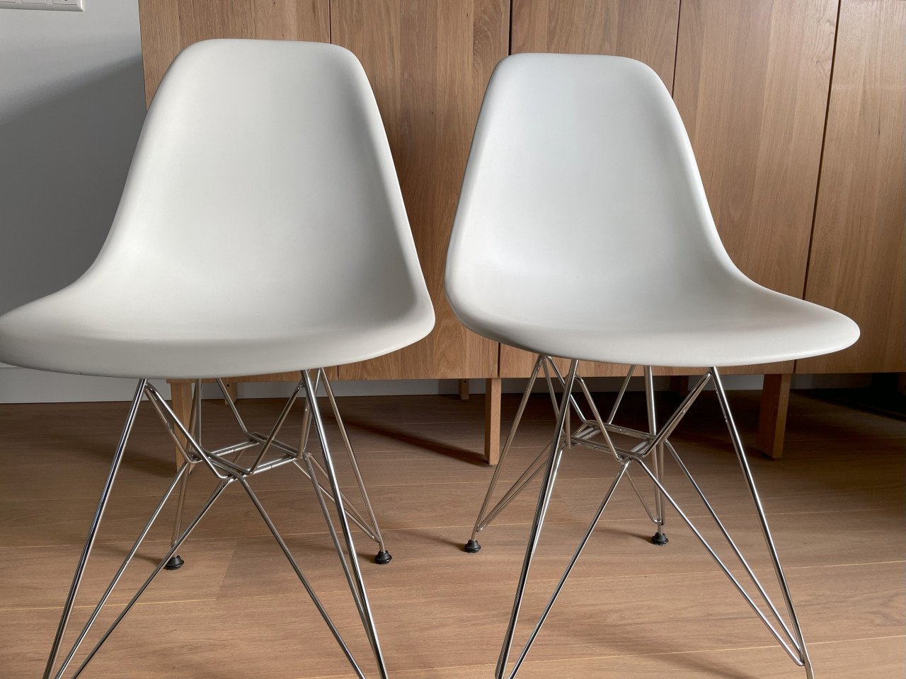 Stoel (2) vitra eames plastic side chair