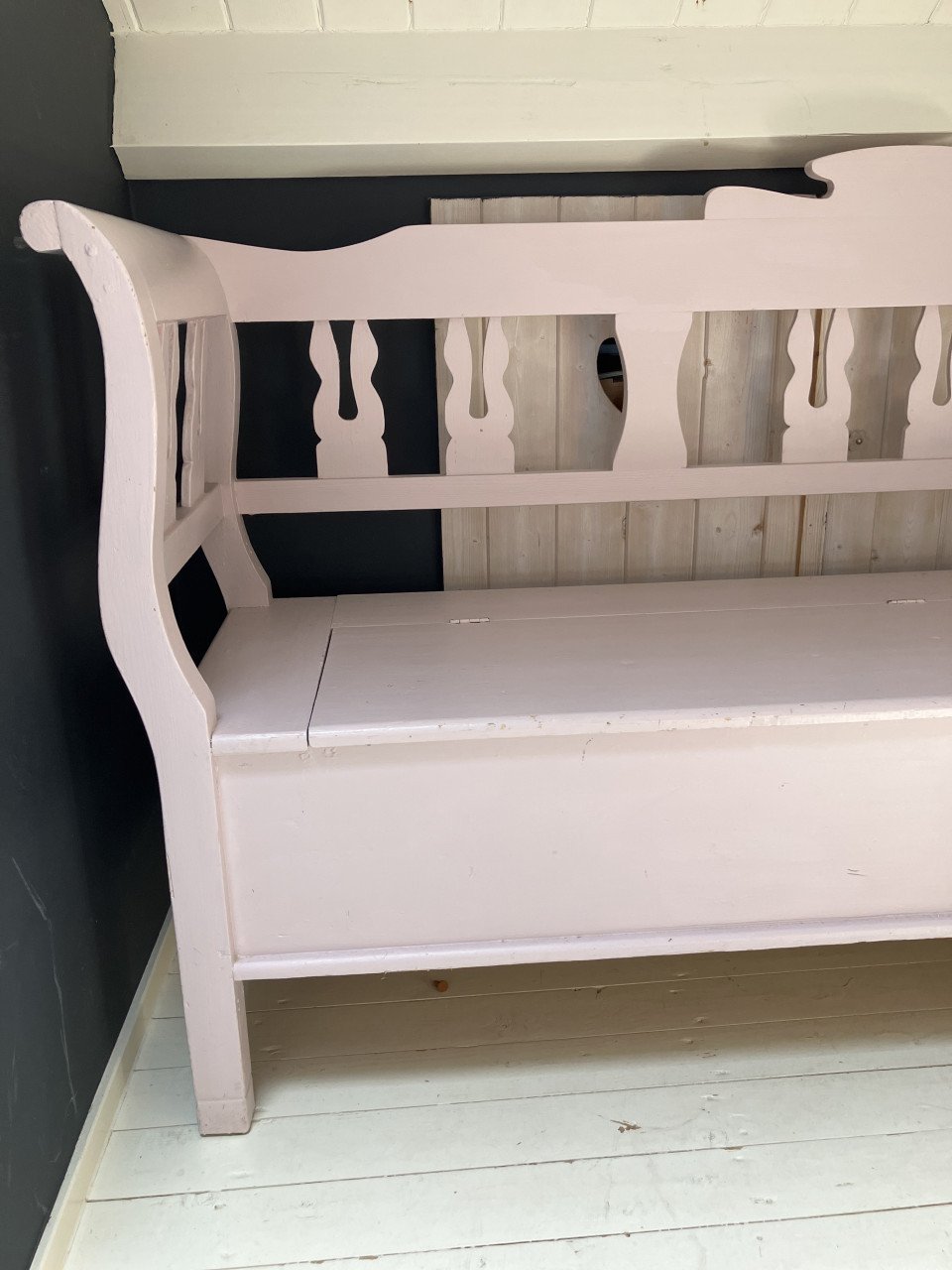 Oudroze houten klepbank