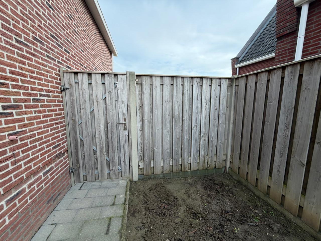 Poort en schutting paneel met betonpaal en onderplaat