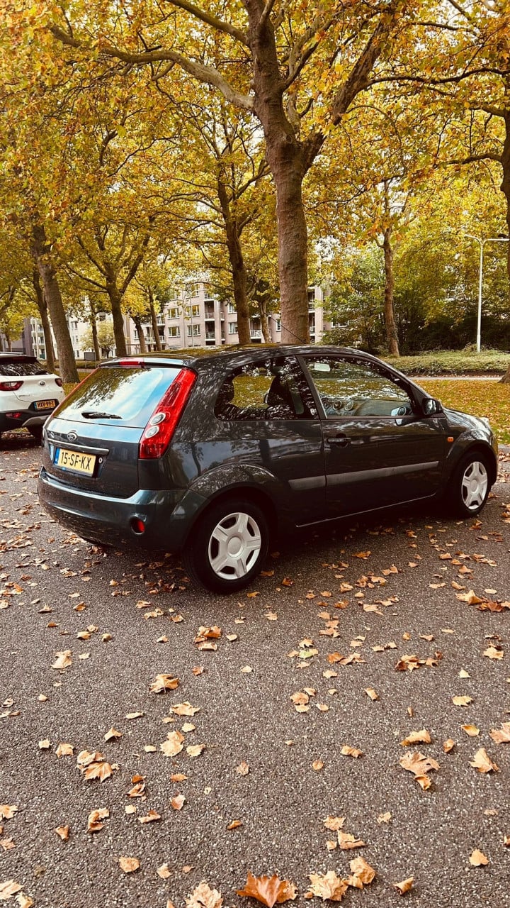 🚗 Ford Fiesta 1.6 benzine – 2005 – Rijdt en schakelt uitstekend!