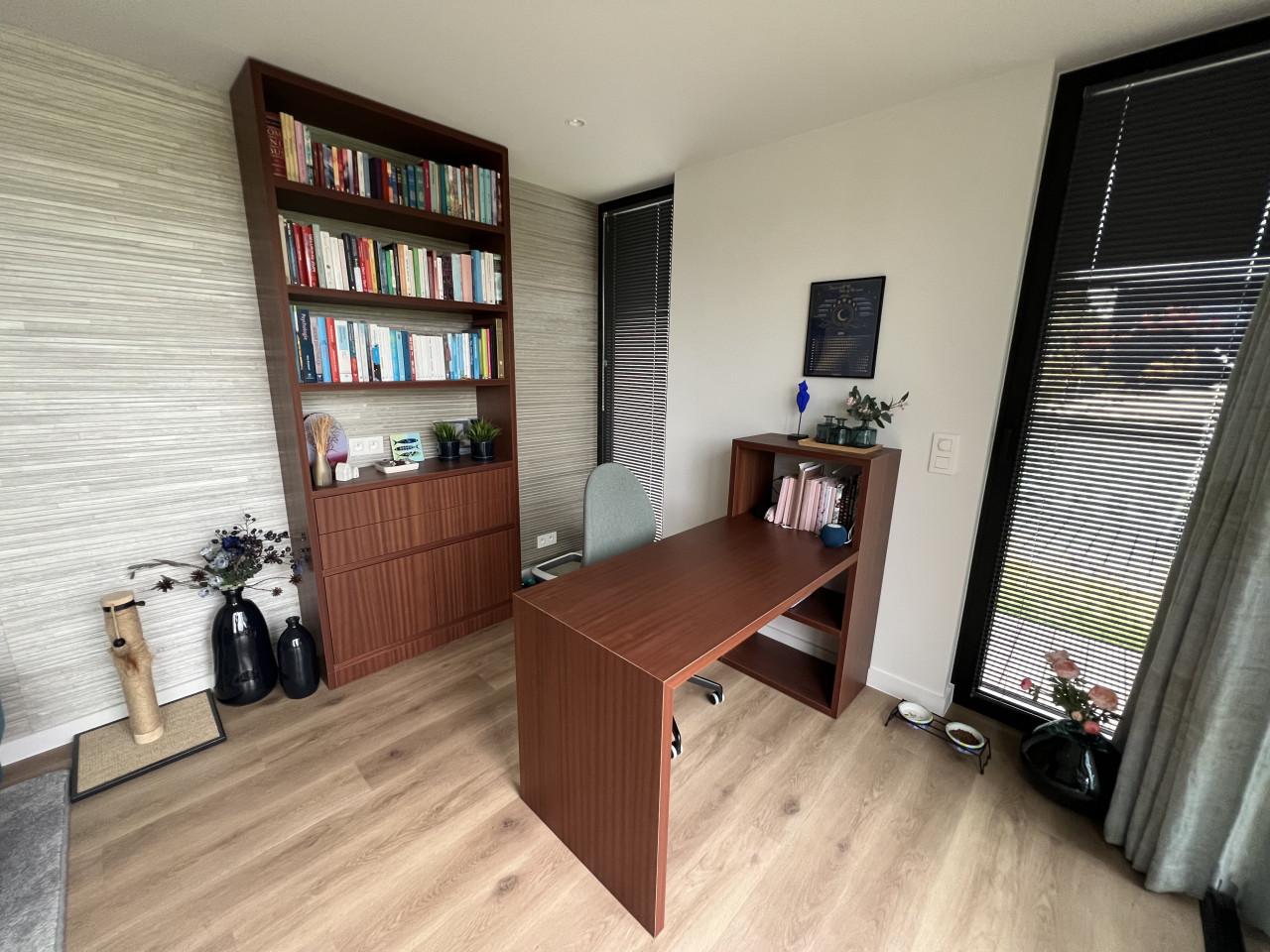 Notenhouten fineer boekenkast en bureauset