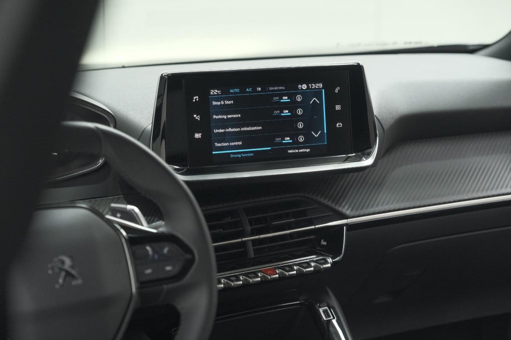 Peugeot 2008 puretech 130 eat8 active pack | parkeersensoren | apple carpla