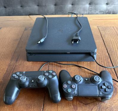 PlayStation 4 met twee consoles