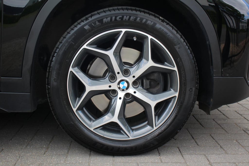BMW X1 xdrive20i sport line automaat - led - pano - navi - stoel verw - cru