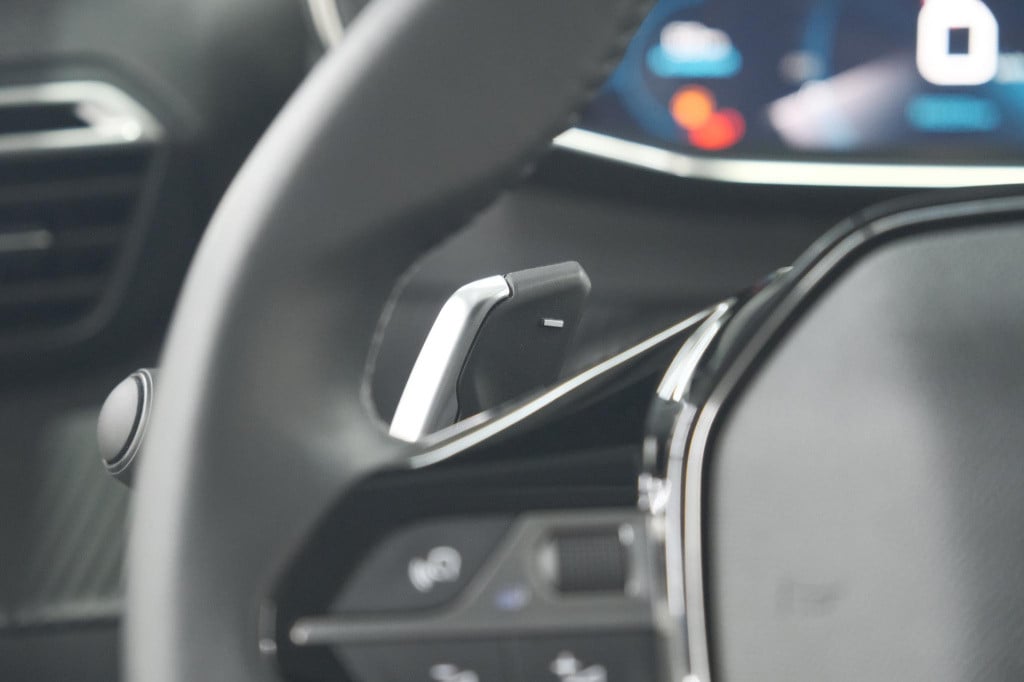 Peugeot 208 puretech 100 eat8 allure pack | camera | navigatie | apple carp