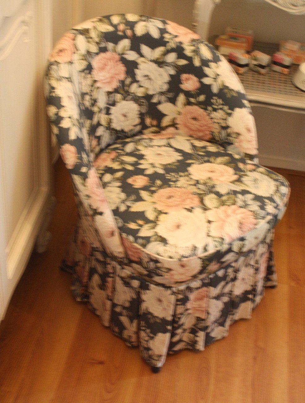 Kuip stoel vintage met drukke bloemen print