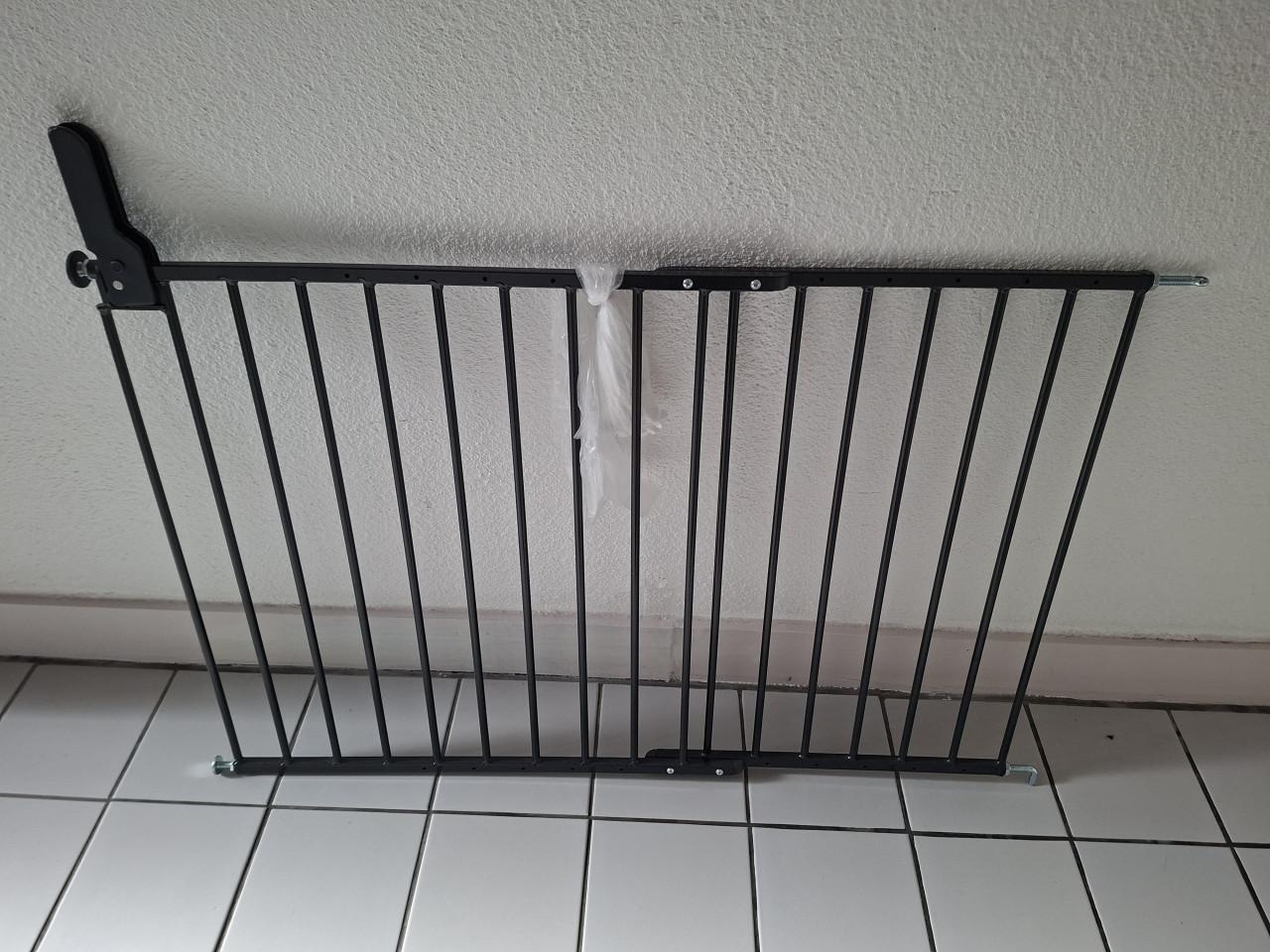 Verstelbaar, zwart metalen traphekje