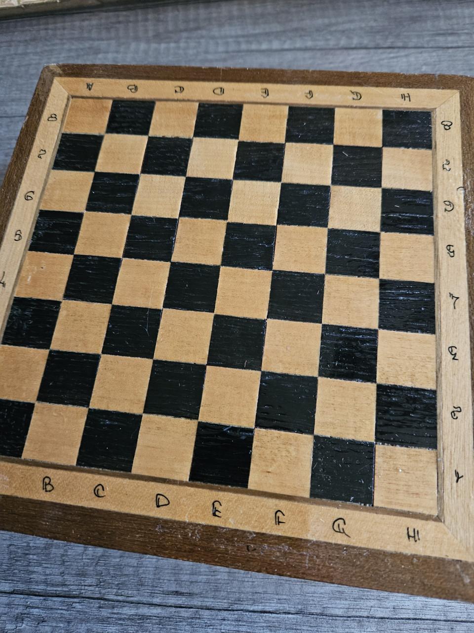 Prachtig handgemaakt houten schaakspel, mooi houtsnijwerk