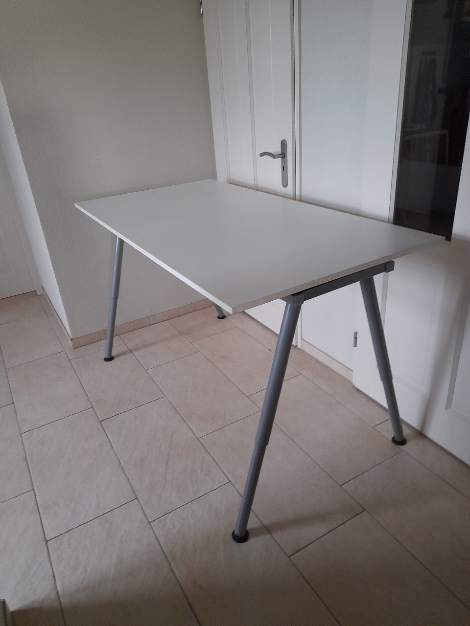 Mooi wit bureau 80 x 160 (in hoogte verstelbaar van 60/90) In nette staat!