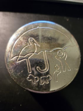 Rond tandendoosje met ooievaar 6x2.5 cm Bekleed met zwart vilt.