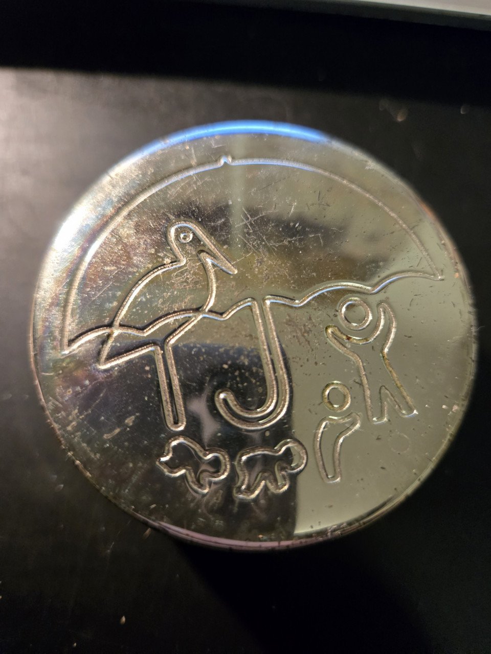 Rond tandendoosje met ooievaar 6x2.5 cm Bekleed met zwart vilt.