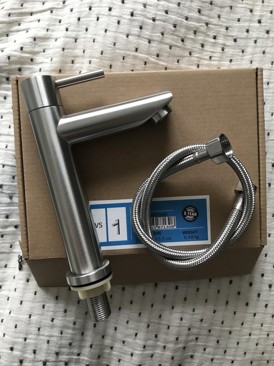 Toilet Wasbakje (wit), afvoerplug (wit), Fonteinkraan (rvs)