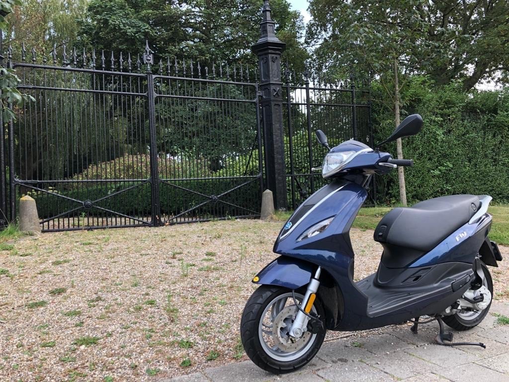 Te Koop Piaggio New Fly 2013 Zeer nette staat. Blue kleur.