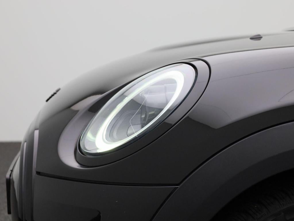 Mini Cooper mini 1.5 essential | navigatie | black pakket | parkeer sensore