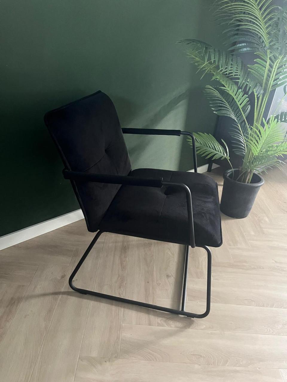 Te koop: zwarte stoel!