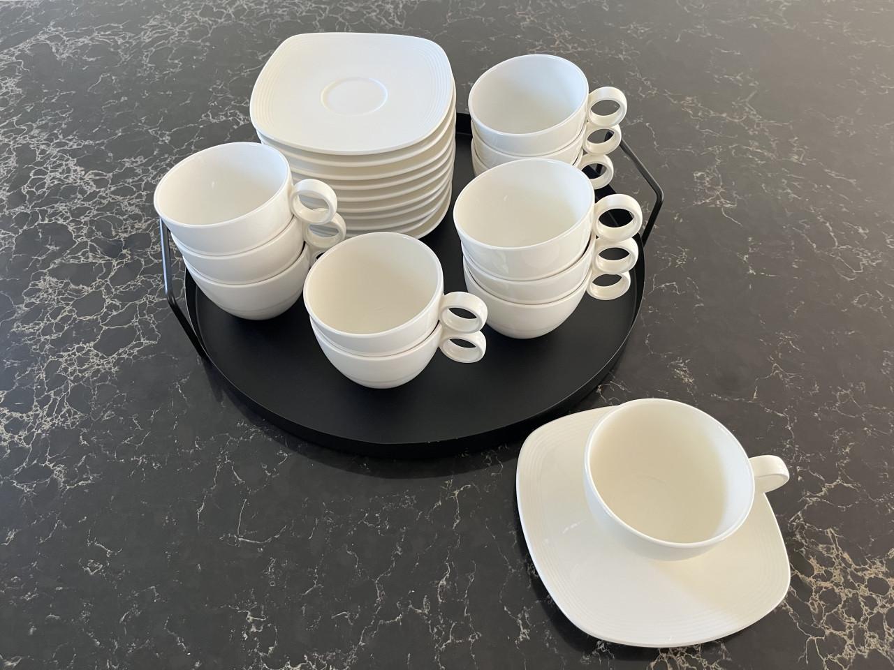 12 kop en schotels New linnen servies