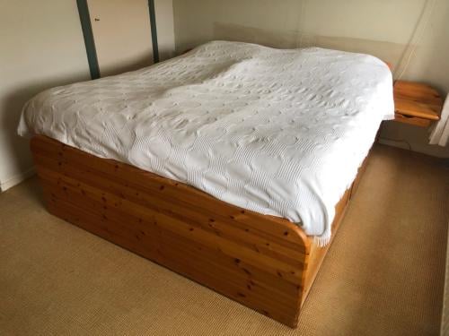 Massief Houten bed met opberglades, 160 maal 200 cm!