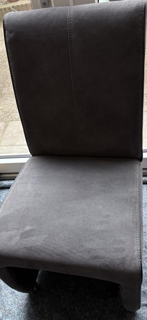 Vier eetkamerstoelen met wieltjes