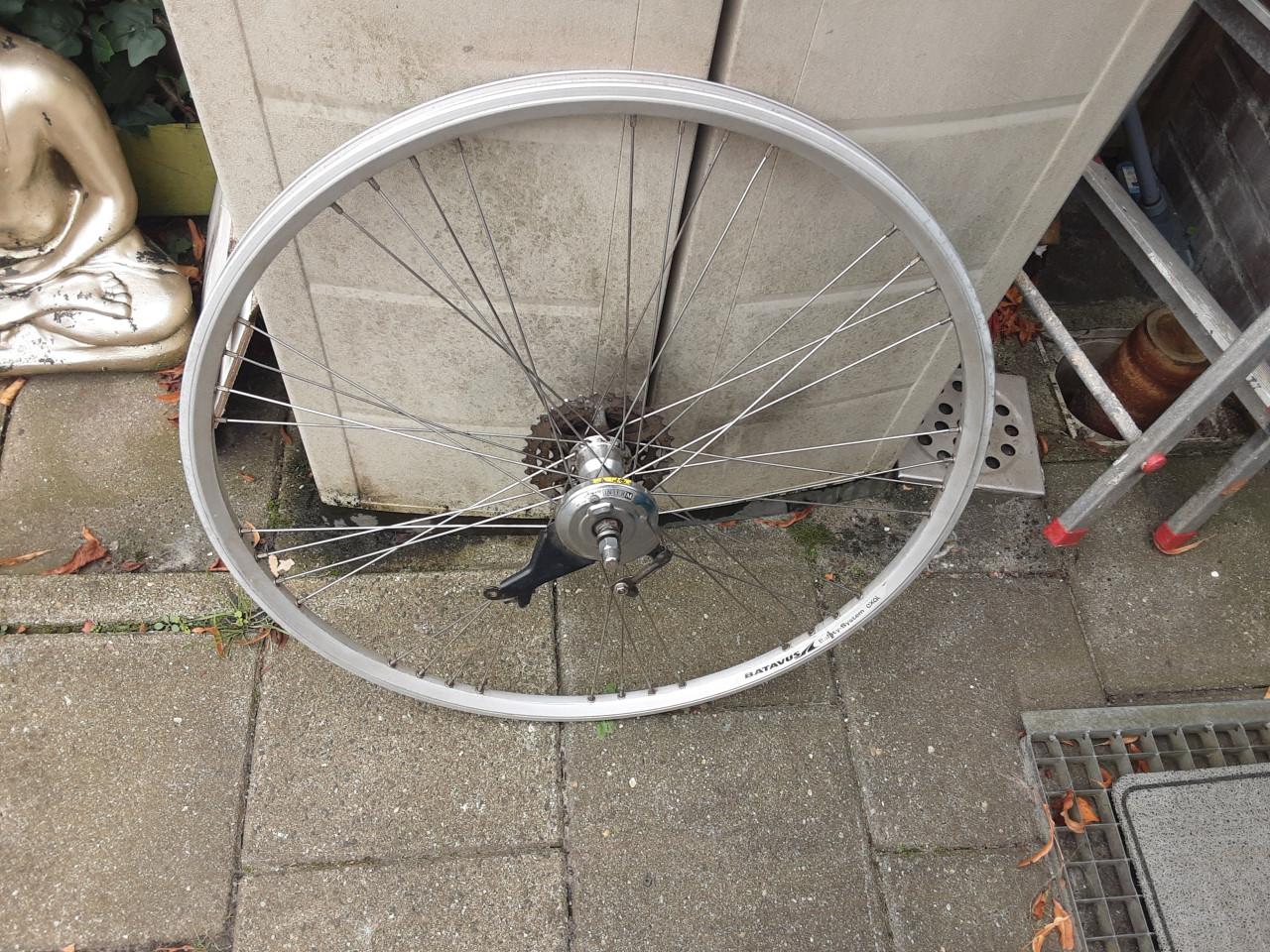 Batavus 28 inch shimano achterwiel, 8 speed cassette, rollerbrake rem