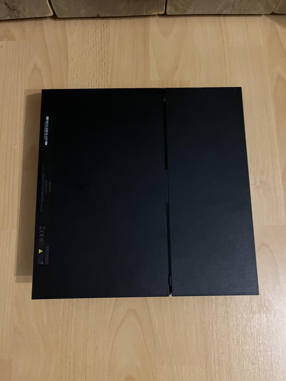 PlayStation 4 1TB met controller, oplaaddock en 3 spellen (Alleen ophalen)