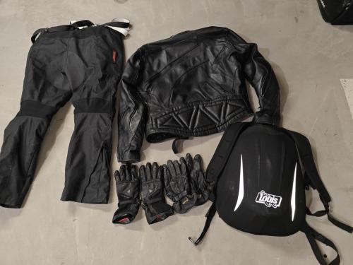 Complete Motoroutfit: Leren Jas, Broek, Handschoenen & Tas