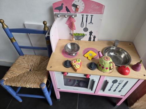 Kinder keukentje met stoeltje