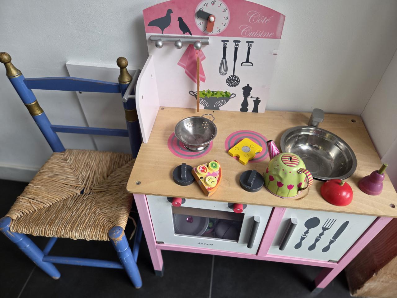 Kinder keukentje met stoeltje