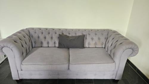 Stijlvolle Grijze Chesterfield Tweezitsbank