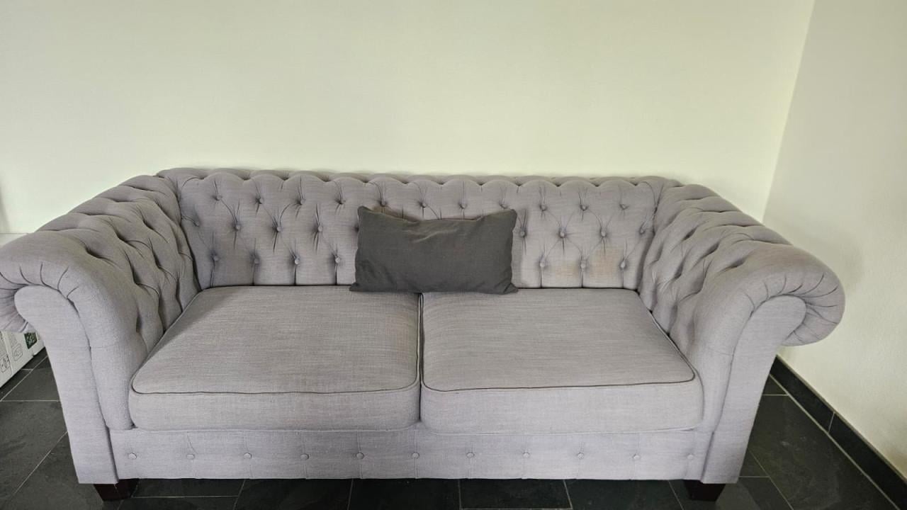 Stijlvolle Grijze Chesterfield Tweezitsbank