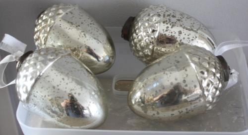 Set van 4 glazen eikelhangers zilverkleur