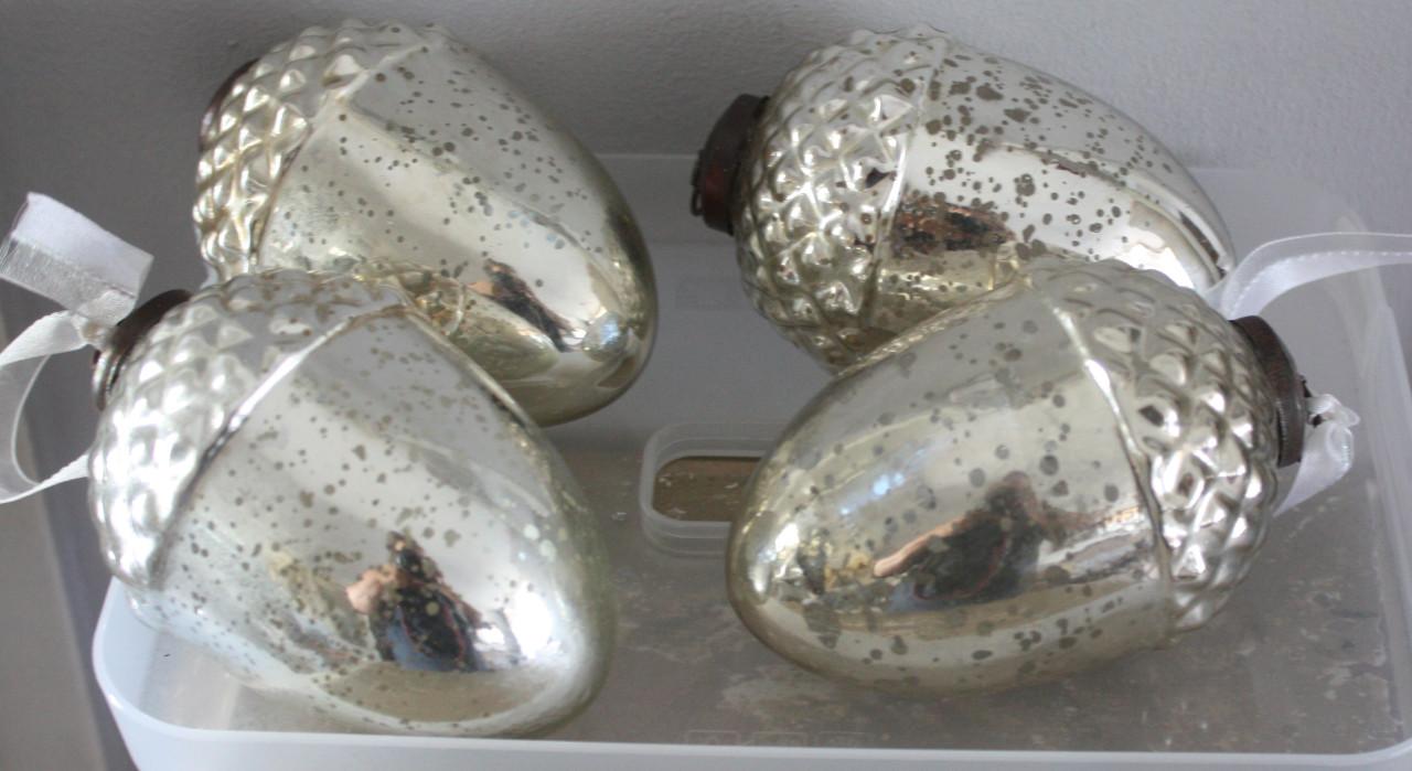 Set van 4 glazen eikelhangers zilverkleur