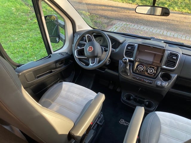 Prachtige 4 pers. automaat camer huren / Te koop camper Sunlight T 68