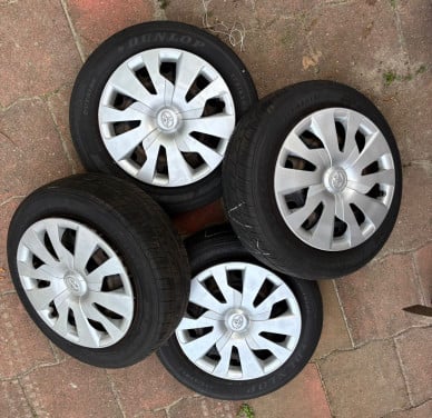 Vier velgen met prima banden Toyota