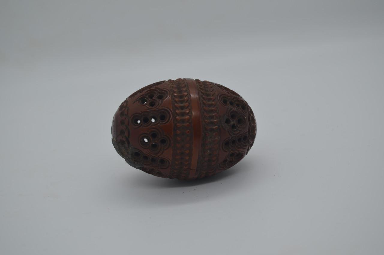 Handgesneden coquilla noten strooiers en pomanders (7)